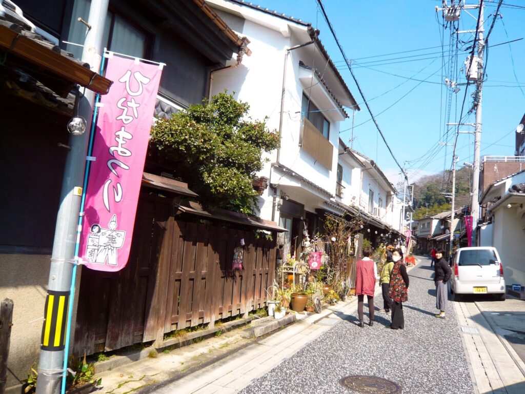 Hinamatsuri, the exit street of the Ishishu Highway